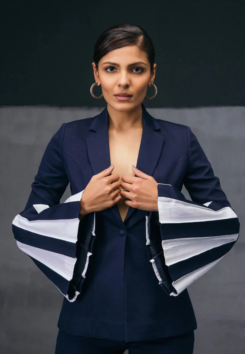 OPEN-PLEAT SET IN BLUE